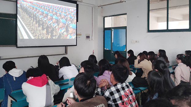 人文与外国语学院组织观看国庆阅兵活动.jpg
