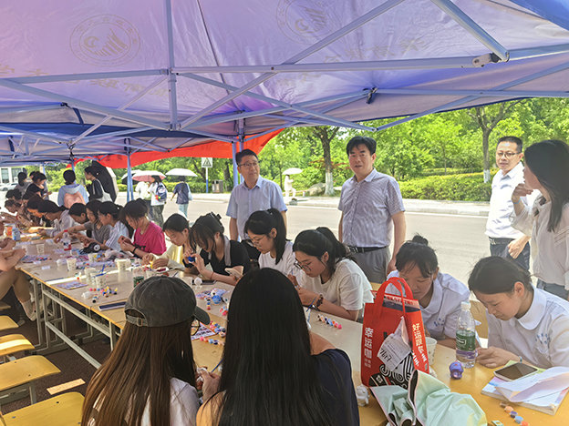 1 校领导与学生互动 拷贝.jpg