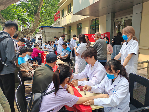 医学院举办“杏林春暖进万家，中医文化社区健康行”公益活动2 拷贝.jpg