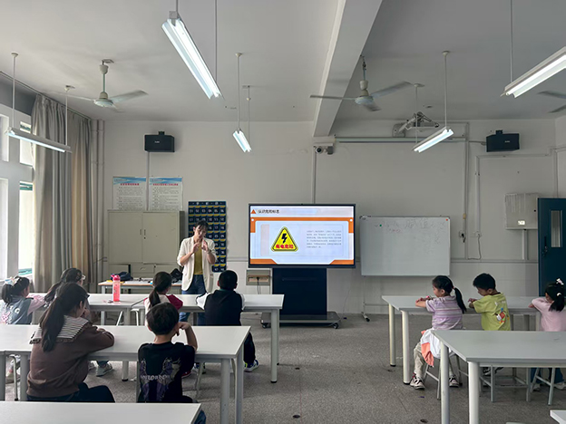 安全用电小课堂，萌宝不“触电”1 拷贝.jpg