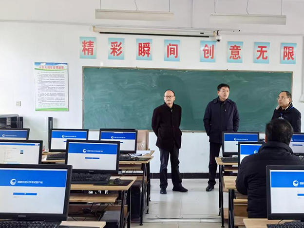 副校长罗鸿到潘集学习中心对2025年秋季开放教育期末网考进行巡考 拷贝.png