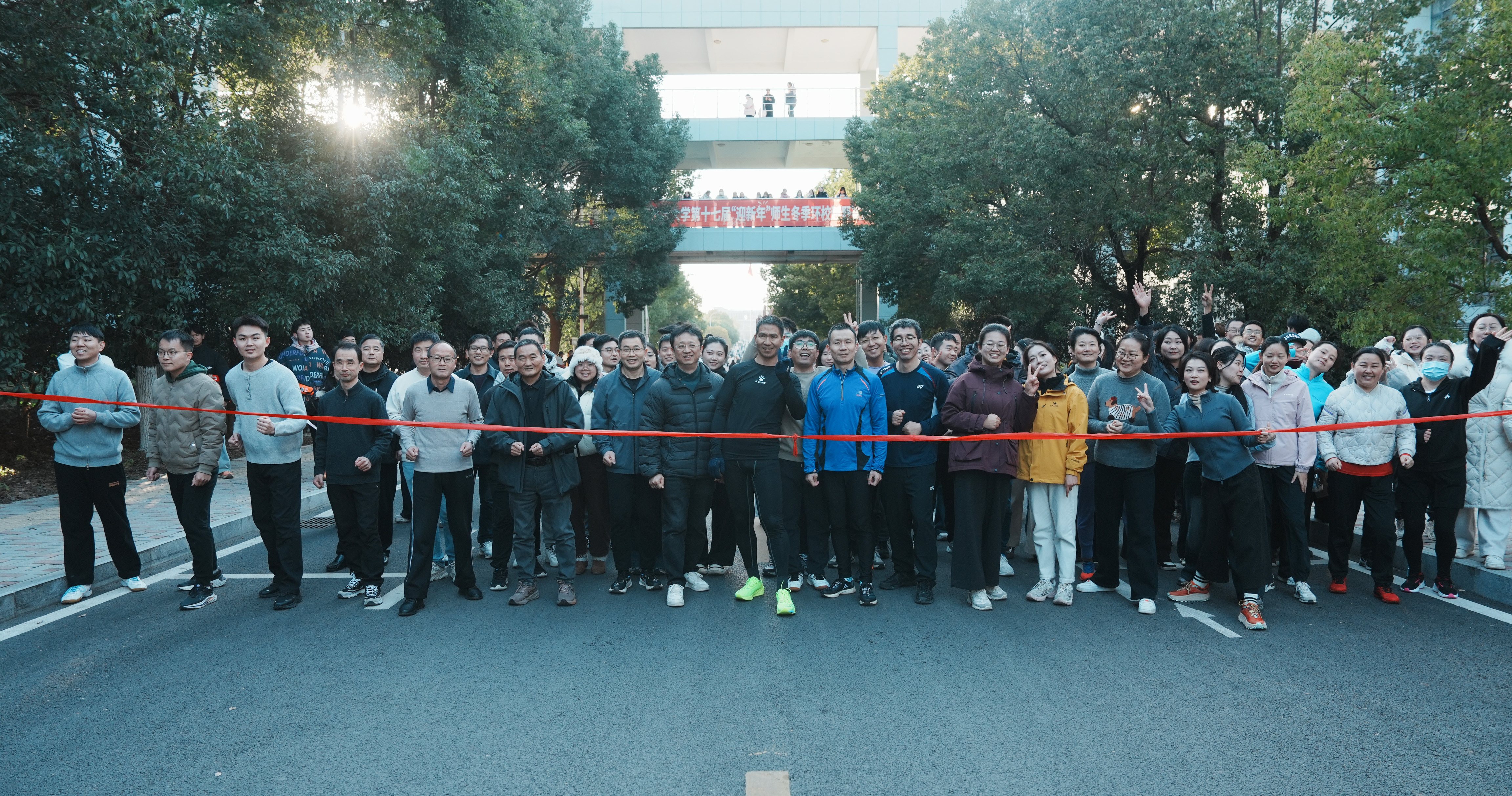 活力启新程 beat365第十七届师生冬季环校越野赛激情开跑